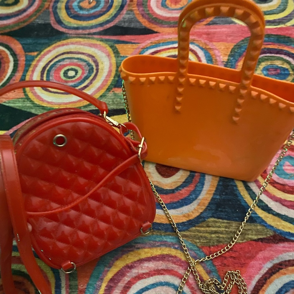 2 summer bags that are  red and orange